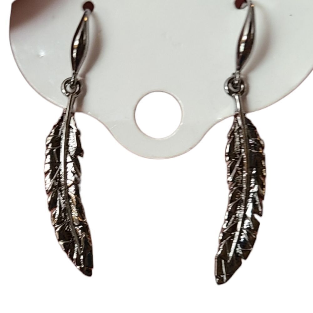 PARIS Earrings Pierced Silvertone Feathers Dangling‎ NWOT
